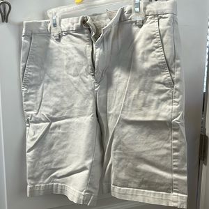 Boys Vineyards Vines khaki shorts. Great condition. Size 16.